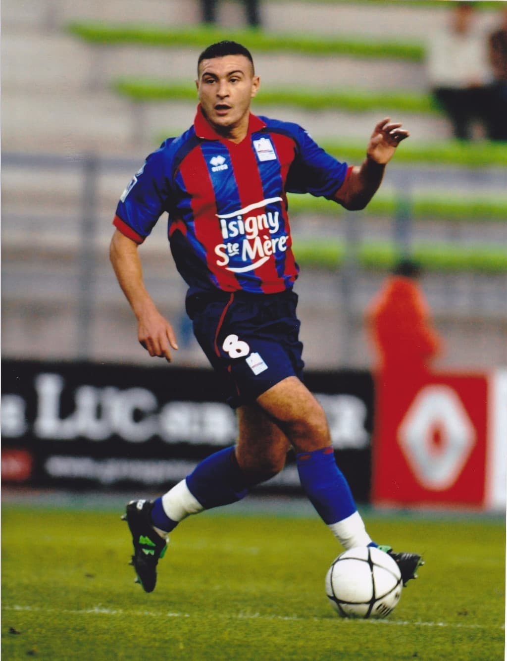 jeune homme qui joue au foot
